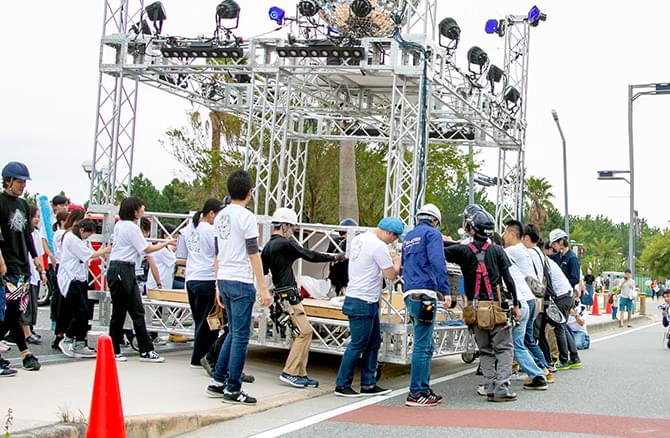 会場に向けて運び出されるDJブース。こうした段差を考慮し、キャスターの耐荷重には余裕を持たせて設計しました。