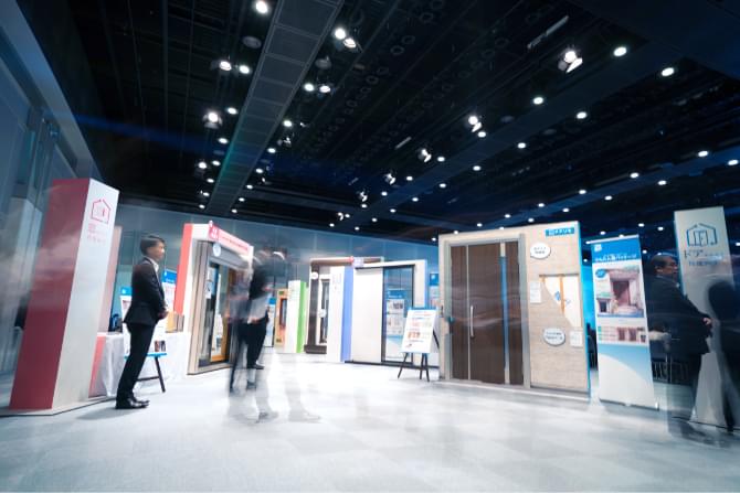 講演の合間に、来場者が訪れる商品展示スペース。新商品のお披露目なども行われる。